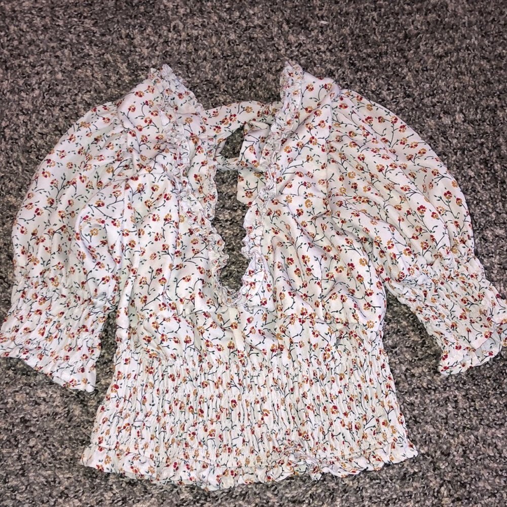 Super cute floral cropped shirt